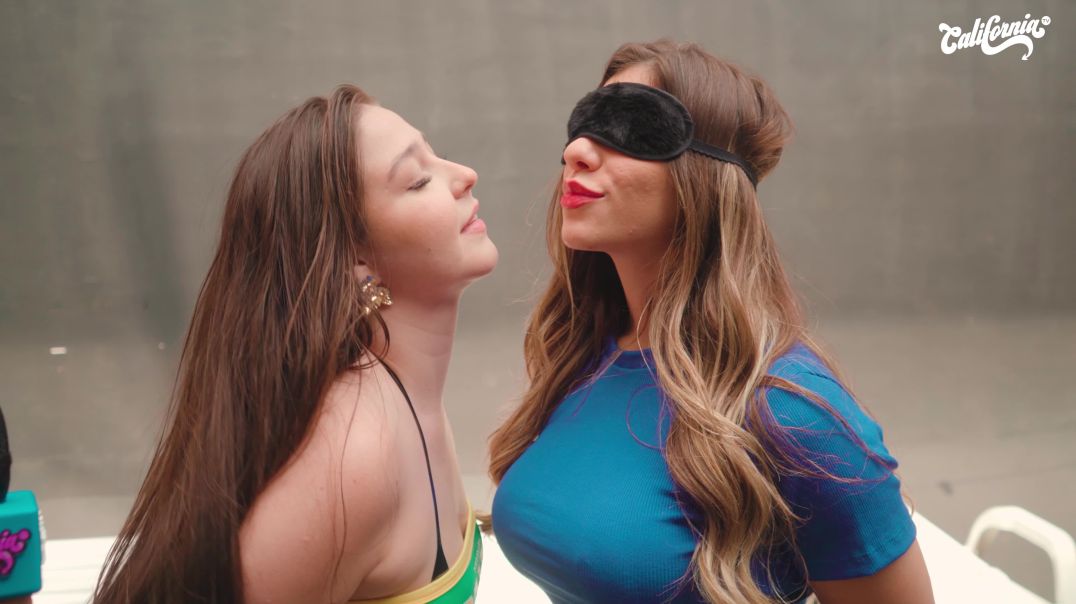 Desafío del beso con los ojos vendados